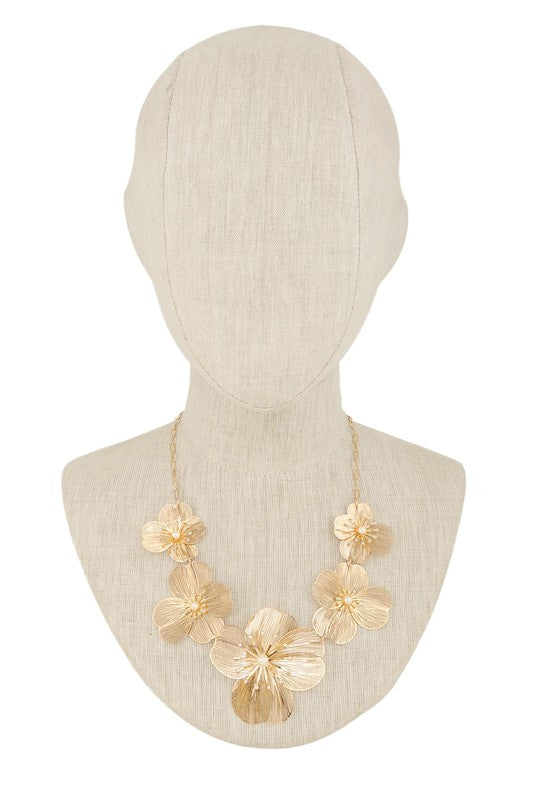 Metal Flower and Pearl Necklace Set